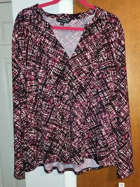 Zac & Rachel Black and Pink Patterned V-Neck Pleated Blouse